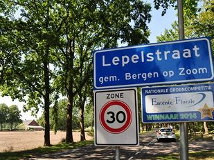Blauw verkeersbord met witte tekst Lepelstraat gem. Bergen op Zoom