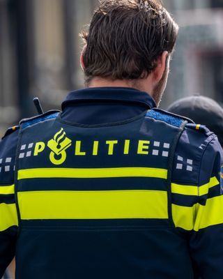 Boze man gooit fiets tegen geparkeerde politieauto in Roosendaal aan