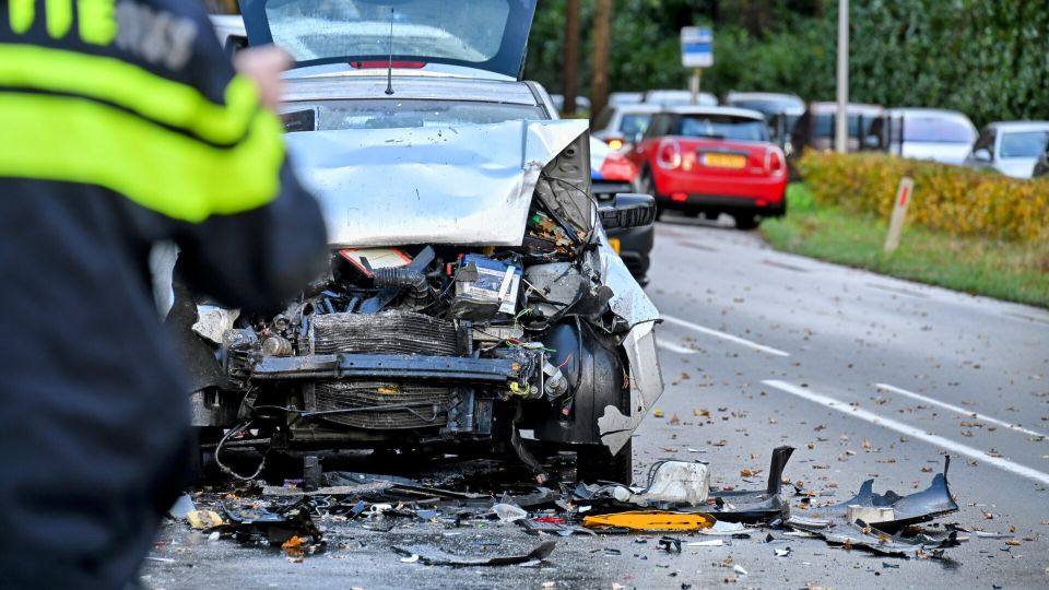 Ongeluk botsing auto bredaseweg rijsbergen