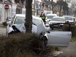 achtervolging crash auto boom dinteloord politie