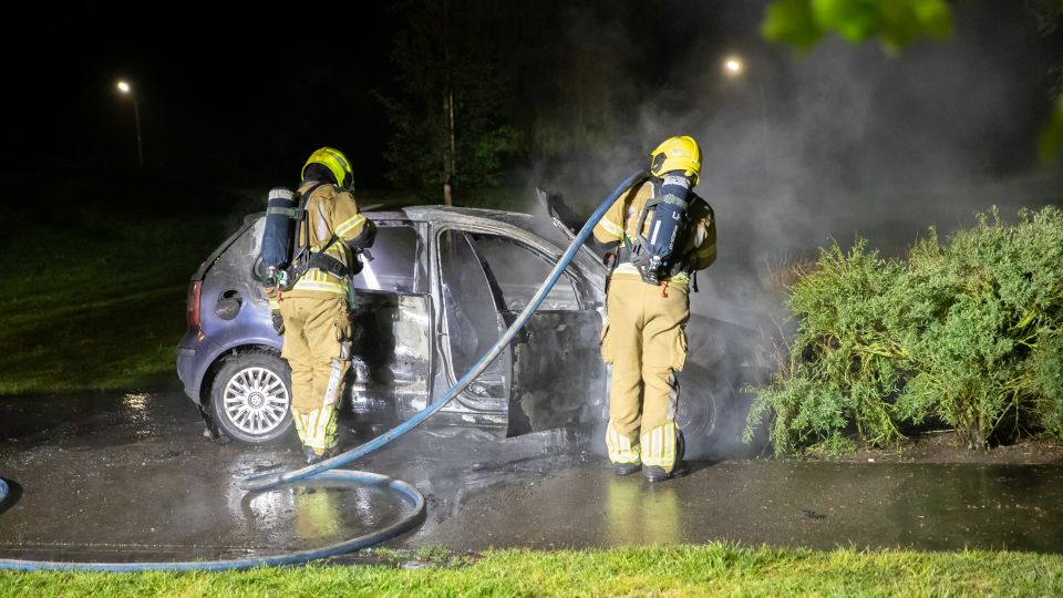 Auto volledig in vlammen opgegaan in Vogelaarpark in Etten-Leur