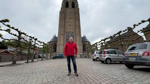 Peter Buijs voor de Lambertuskerk in Wouw