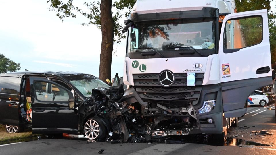112 nieuws botsing ongeluk bredaseweg rijsbergen vrachtwagen bus politie ambulance traumahelikopter Brabant zundert