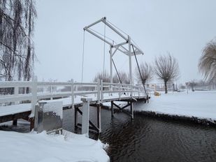 De Slickbrug in Etten-Leur is bedolven onder sneeuw.