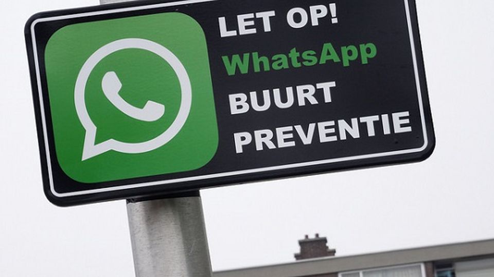 Close-up verkeersbord met de tekst Let op! WhatsApp Buurt Preventie