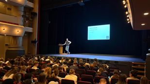 Menno Lagerwey in theater De Maagd