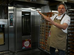 Bakker Groffen heeft nieuwe duurzame ovens: &#8216;Terug naar de tijd van opa&#8217;s en oma&#8217;s&#8217;