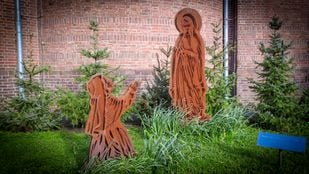Een kunstwerk naast de Lourdeskerk, verbeeldt de verschijning van Maria aan Bernadette