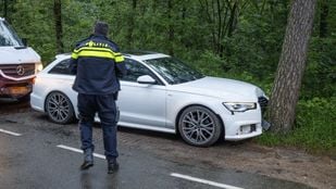 bakwagen botst op geparkeerde auto in Bergen op Zoom