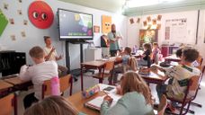 Groep 8 van de Rode Schouw krijgt les in de aula door lokalentekort