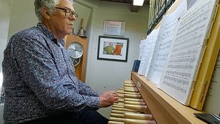 Beiaardier Toni Raats achter de toetsen van het carillon in de St. Jan in Roosendaal