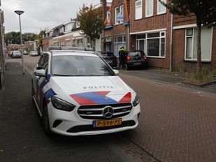 Auto rijdt tegen gevel in Bergen op Zoom