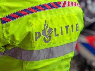 Logo van politie op rug van fluoriserend geel hesje