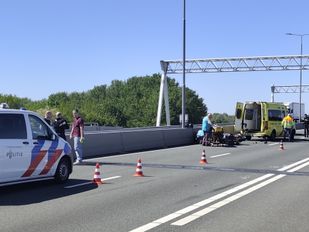 Motorrijder botst op pick-up, snelweg A29 deels afgesloten