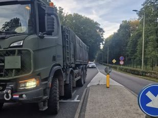 Militairen schieten te hulp om voertuig uit sloot te halen in Rucphen