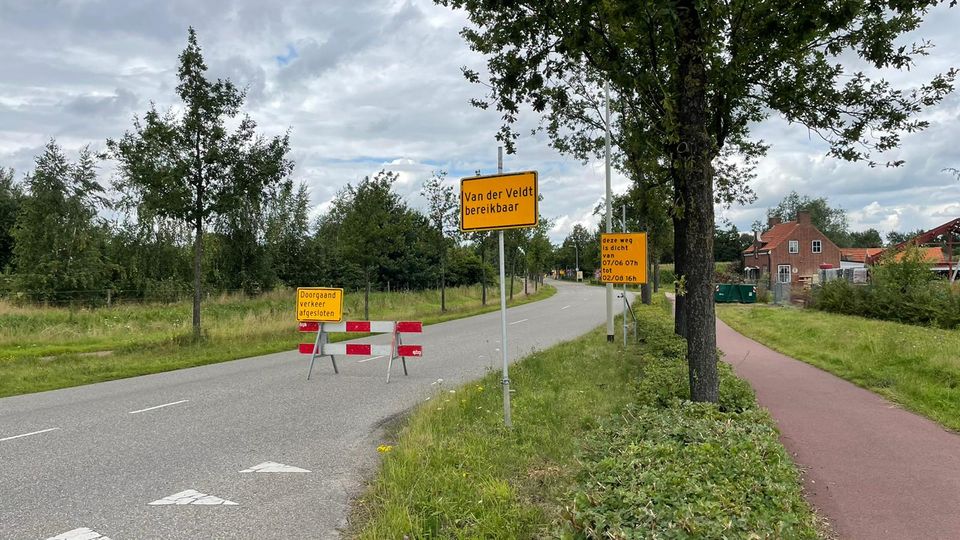 Gele verkeersborden bij een wegafsluiting