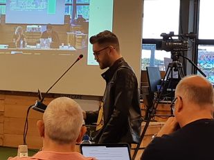 Bram Maas op de spreekwoordelijke zeepkist tijdens de inspraakavond van de gemeenteraad op 9 september 2022