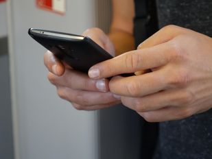 Appen voortaan taboe op stadskantoor: ‘Eén verkeerde klik en je bent je beveiliging kwijt’