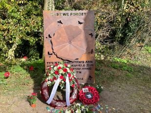 Het nieuwe herdenkingsmonument aan de Honingbossenweg bij Nispen. Foto: Paul Joachems