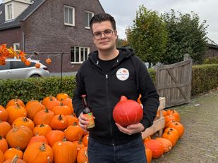 Joris van den Bosch uit Hoeven verkoopt pompoenbier.