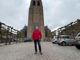 Peter Buijs voor de Lambertuskerk in Wouw