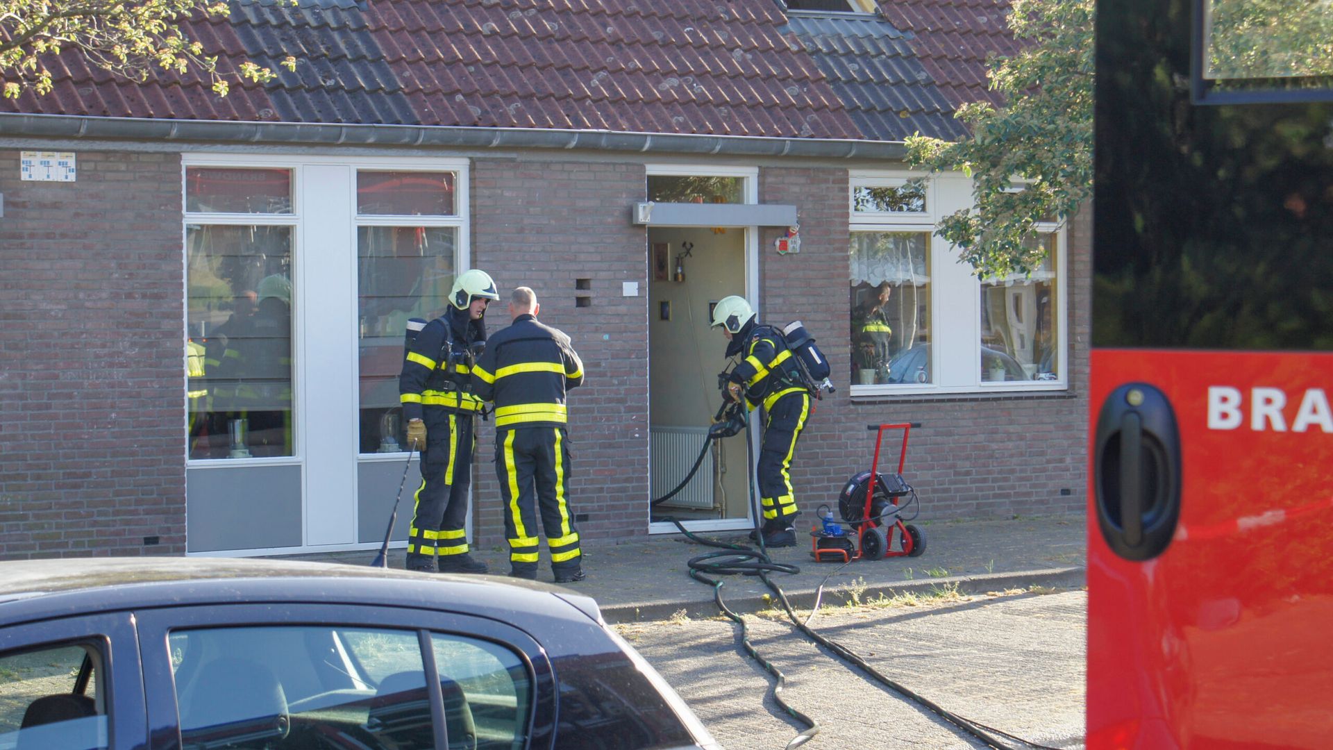 Brandweer Blust Brand In Kliko Bij Bergse Woning