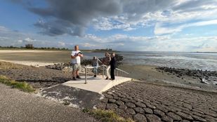 Opening dijktrap met wethouder Hilda Moerland en initiatiefnemers