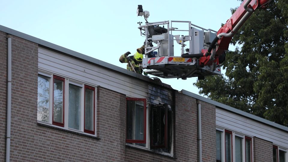 Brandweer rukt met hoogwerker uit voor woningbrand in Oudenbosch
