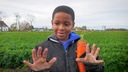 Vuile handen, blije gezichten: schoolkinderen oogsten wortels in Zevenbergen