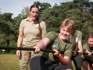 250 jongeren trotseren hindernissen op oefenterrein van commando&#8217;s