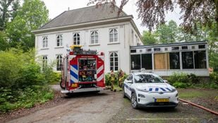 Brandweer en handhaving bij de villa in het park | Foto: Christian Traets