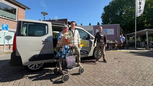 Wethouder Patrick Schouw en Mevrouw Hubregtsen na eerste ANWB-Automaatje rit
