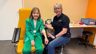 Jeugdburgemeester Eline Heering opent de vernieuwde bloedafnamekamer