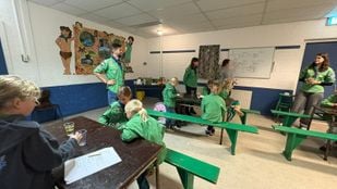 Lars Huiskens geeft de groep welpen uitleg over een proef.