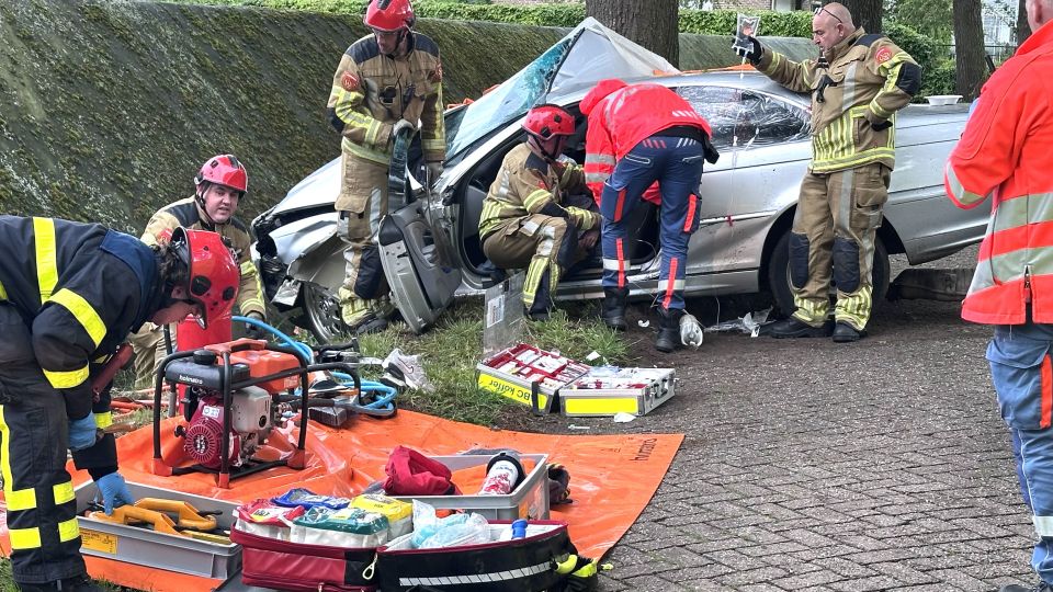 Het slachtoffer wordt door de hulpdiensten bevrijd uit de auto.