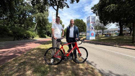 Eelco Franckaert, manager van de ZLM Tour samen met wethouder Berend Doedens aan de Gertrudisboulevard.