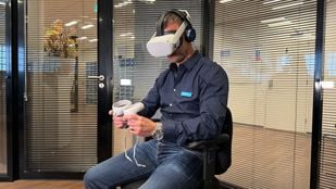 Ondernemer Jefferey Pollemans met de VR-bril op.