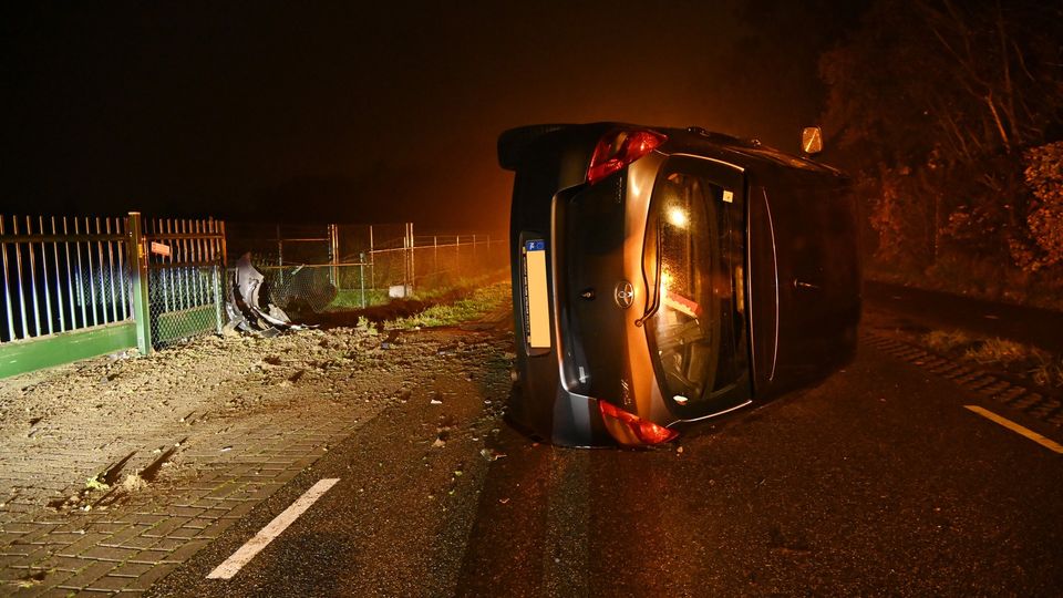 Auto belandt op zijn kant op Bovenstraat, Hoeven (Foto: Perry Roovers)