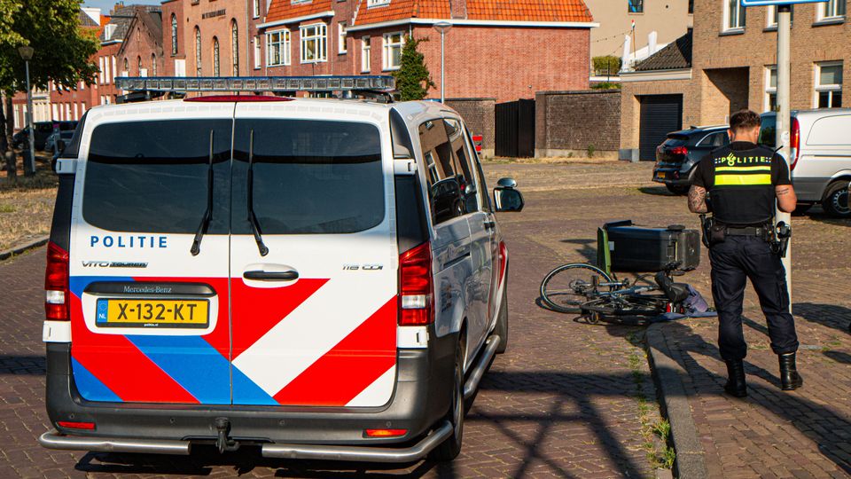 Fietser naar ziekenhuis na aanrijding op Zuidzijde Haven, automobilist doorgereden