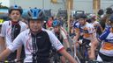 Honderden jongeren racend op hun fiets door West-Brabant
