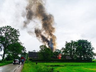 Grote uitslaande brand in woning bij Moerstraten