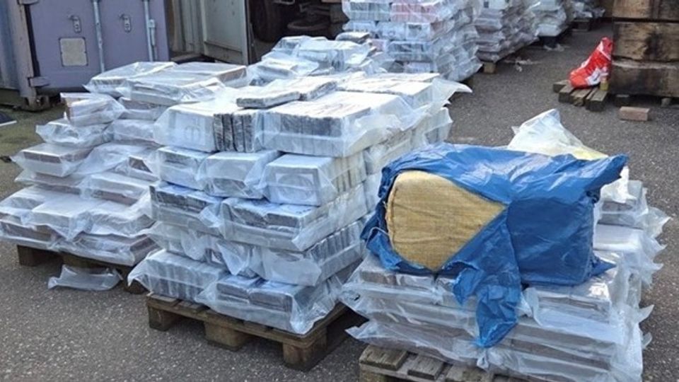 Wéér grote drugsvondst gemeente Moerdijk: bijna 3000 kilo gevonden op bedrijven&shy;terrein