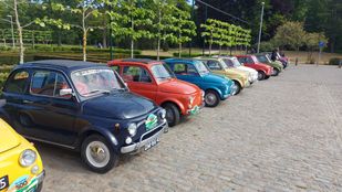 Rijtje Fiat 500 in allerlei kleuren