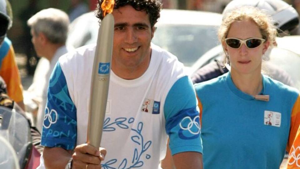 Miguel Indurain draagt in 2004 de Olympische vlam in Barcelona