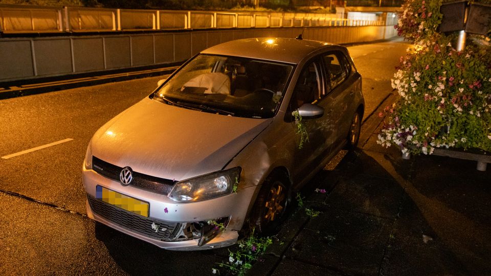 Automobilist botst tegen bloembak Roosendaal
