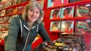 Gilly van De Waterput verkoopt meer lp’s dan ooit: ‘Ik ben altijd blijven geloven in vinyl’
