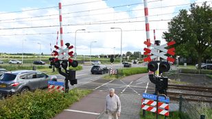 De spoorwegovergang die het wegverkeer tussen Etten en Leur veelvuldig doet stokken. Foto Perry Roovers