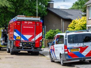 Jongetje met hand vast in loopband in Heerle