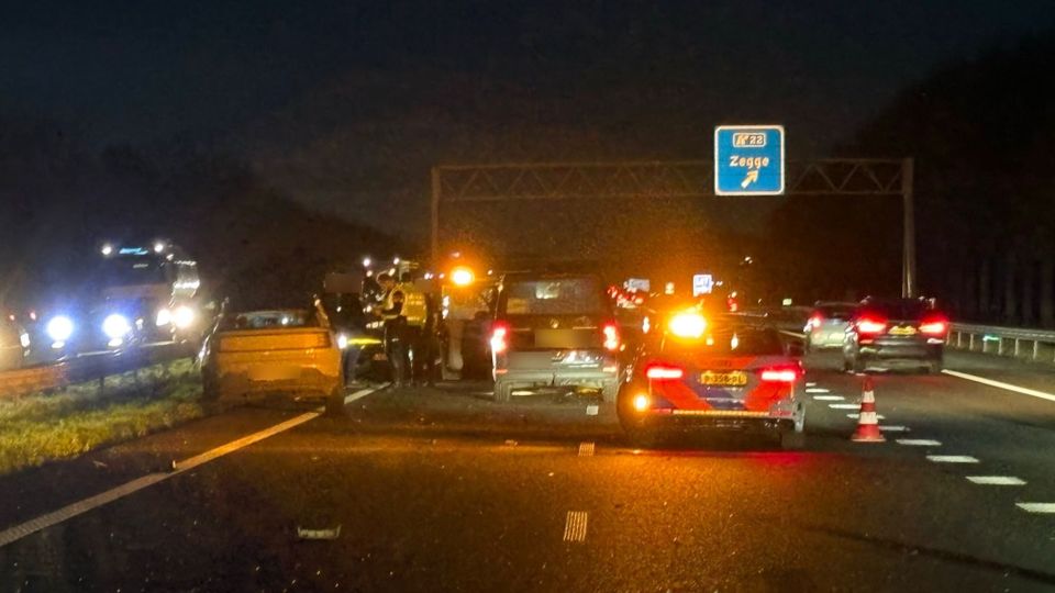 file 112 zegge a58 snelweg ongeluk botsing ambulance politie