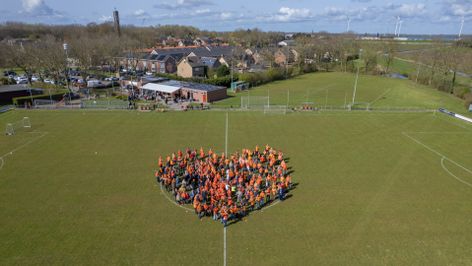 De inwoners van Moerdijk vormden met elkaar een oranje hart.